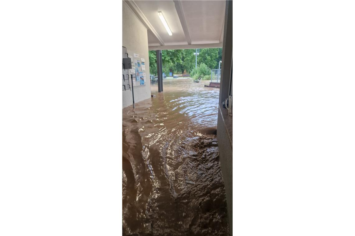 Das Freibad Erbstetten war vom Wasser eingeschlossen. 