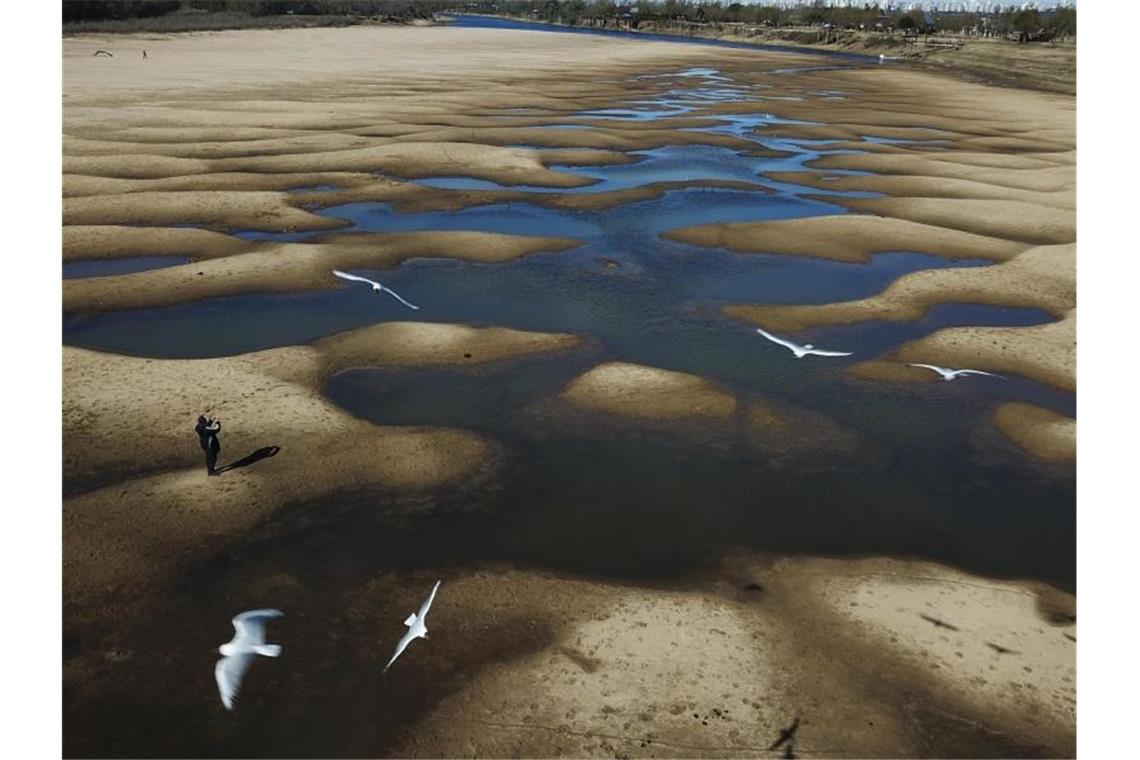 Hitze, Stürme, Fluten - Die Klimakrise ist längst da Das freigelegte Flussbett des Alten Parana-Flusses in Argentinien. Der Klimawandel, abnehmende Niederschläge, Abholzung und der Vormarsch der Landwirtschaft führen zu sinkenden Wasserständen. Foto: Victor Caivano/AP/dpa