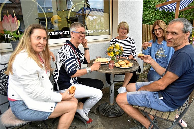 Das freitägliche Zimtschneckenessen ist eine Gelegenheit, bei der die Weissacher zusammenkommen können. Auf dem Foto lassen es sich Dorothea Seifert (von links), Silke Müller-Zimmermann, Susanne Widmann, Claudia Flumm und Frank Müller schmecken. Foto: Tobias Sellmaier