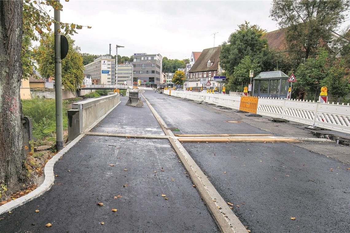 Das Fundament der Dammbalken quer über die Talstraße ist deutlich zu erkennen. Bei einem Hochwasser kann der Bereich Richtung Aspacher Brücke abgetrennt und geschützt werden. Foto: A. Becher