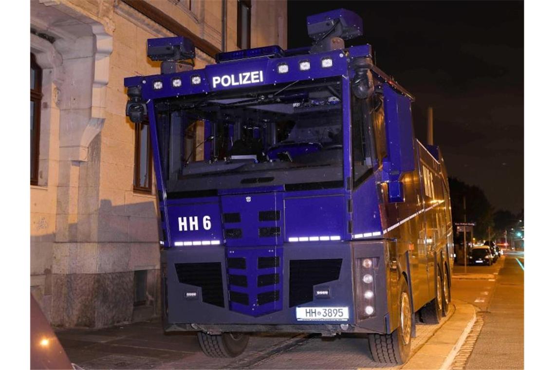 Das gab den Kollegen in Dresden zu denken: Ein abgestellter Wasserwerfer der Hamburger Polizei ohne Besatzung. Foto: Tino Plunert