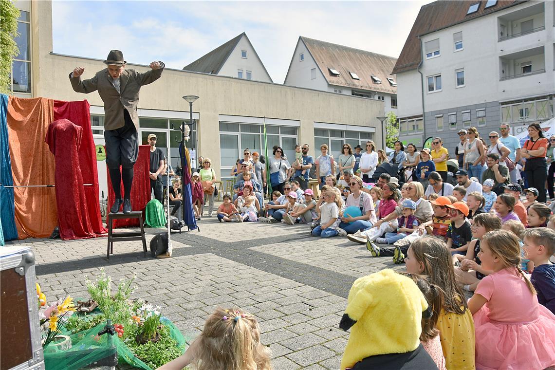 Das Galli-Theater begeistert die Kinder mit dem Märchen Rapunzel. Tulpenfrühling...