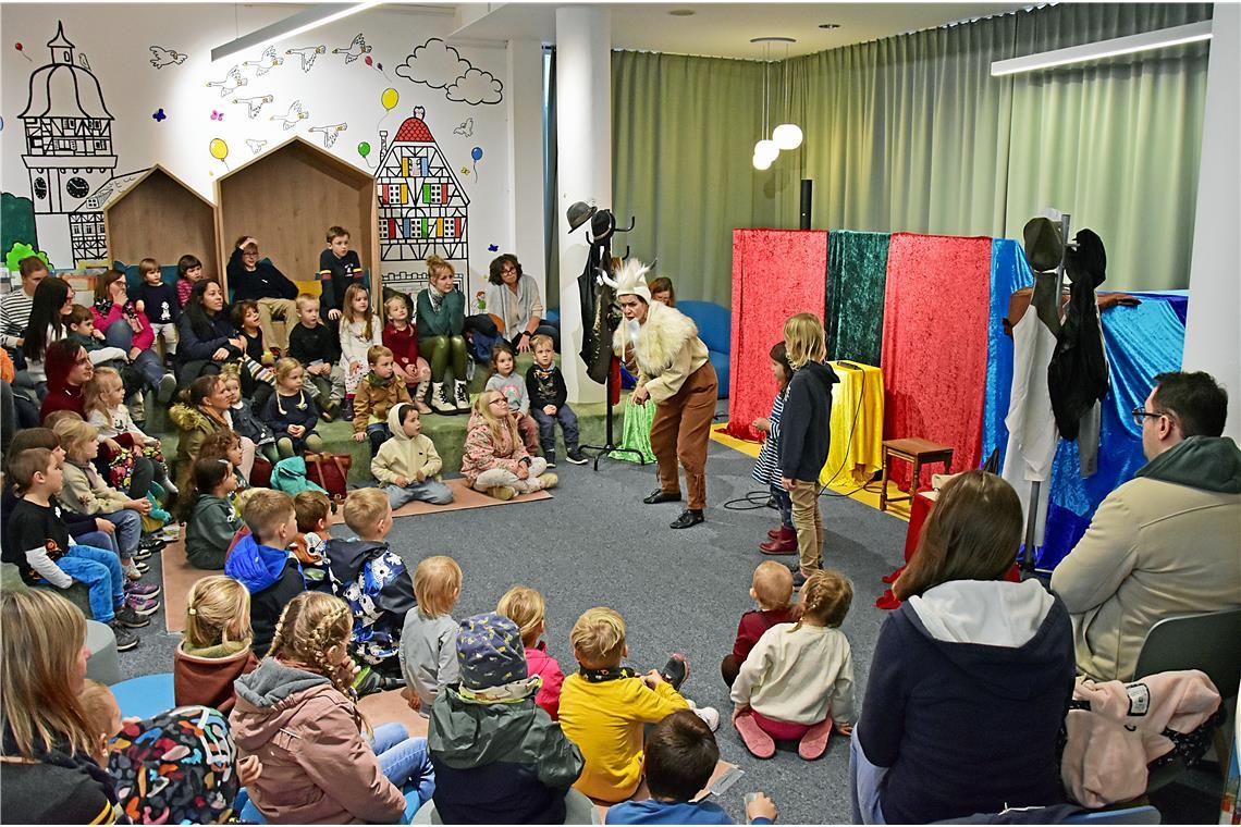 Das Galli-Theater mit der Aufführung "Tischlein deck dich" in der Stadtbücherei....