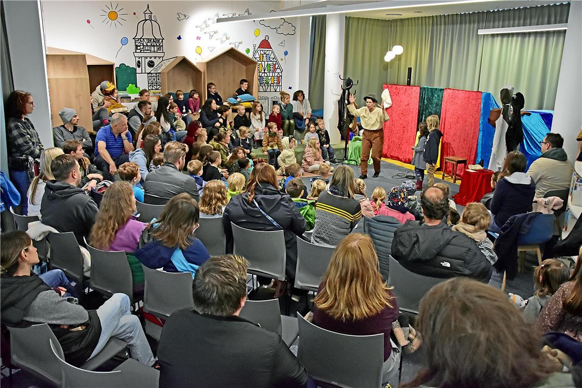 Das Galli-Theater mit der Aufführung "Tischlein deck dich" in der Stadtbücherei....