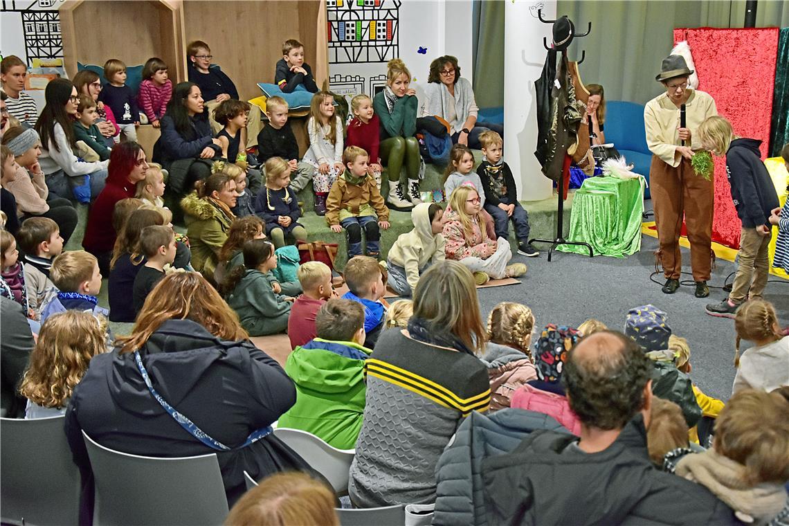 Das Galli-Theater mit der Aufführung "Tischlein deck dich" in der Stadtbücherei....