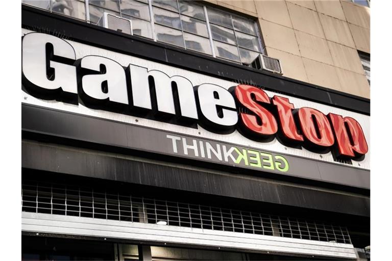 Das Gamestop-Logo prangt auf der Fassade der Filiale am Union Square in New York. Foto: John Minchillo/AP/dpa
