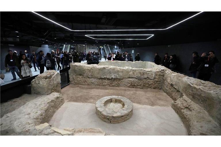 Das ganze Fundament eines ausgegrabenen Gebäudes ist an einer der Haltestellen ausgestellt.