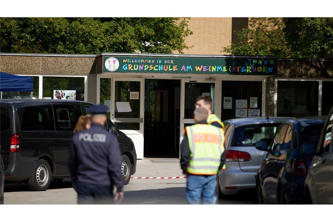 "Plötzlich zugestochen" - Polizei sucht nach 13-Jährigem Das Ganze soll in der Umkleidekabine passiert sein, erzählt die Mutter eines Jungen, der Zeuge wurde.