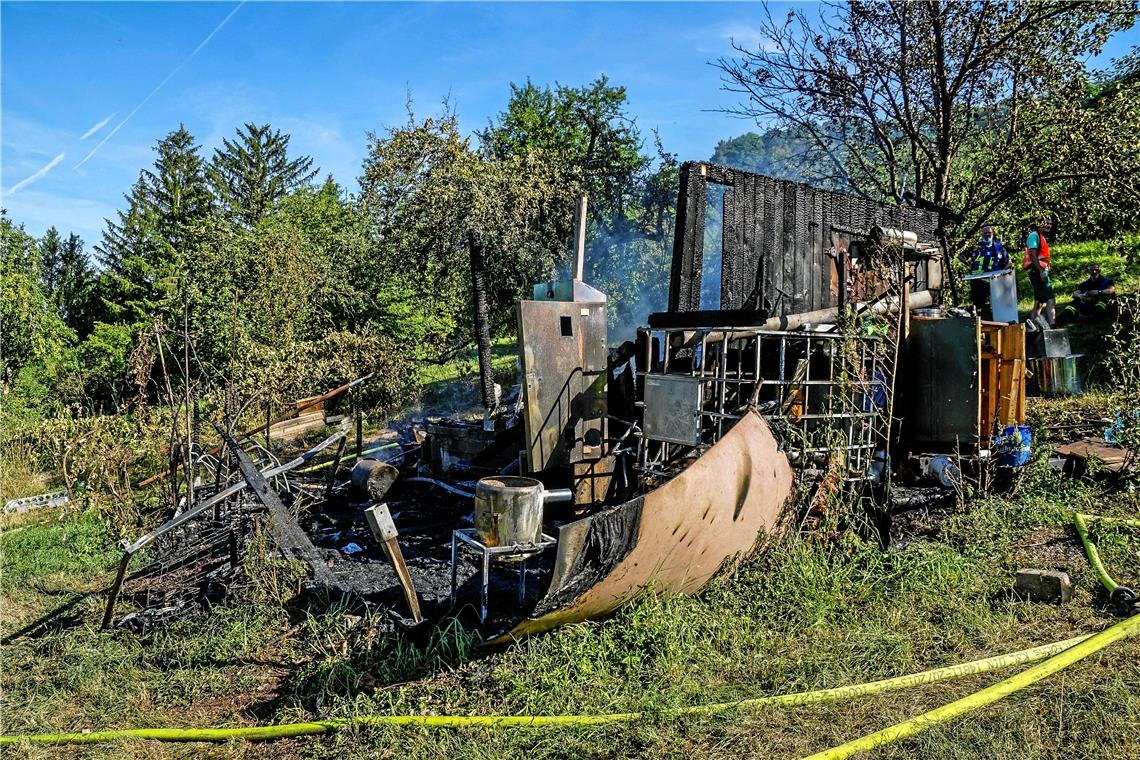 Mann erleidet tödliche Brandverletzungen Das Gartenhaus wurde völlig zerstört. Foto: SDMG/Kohls