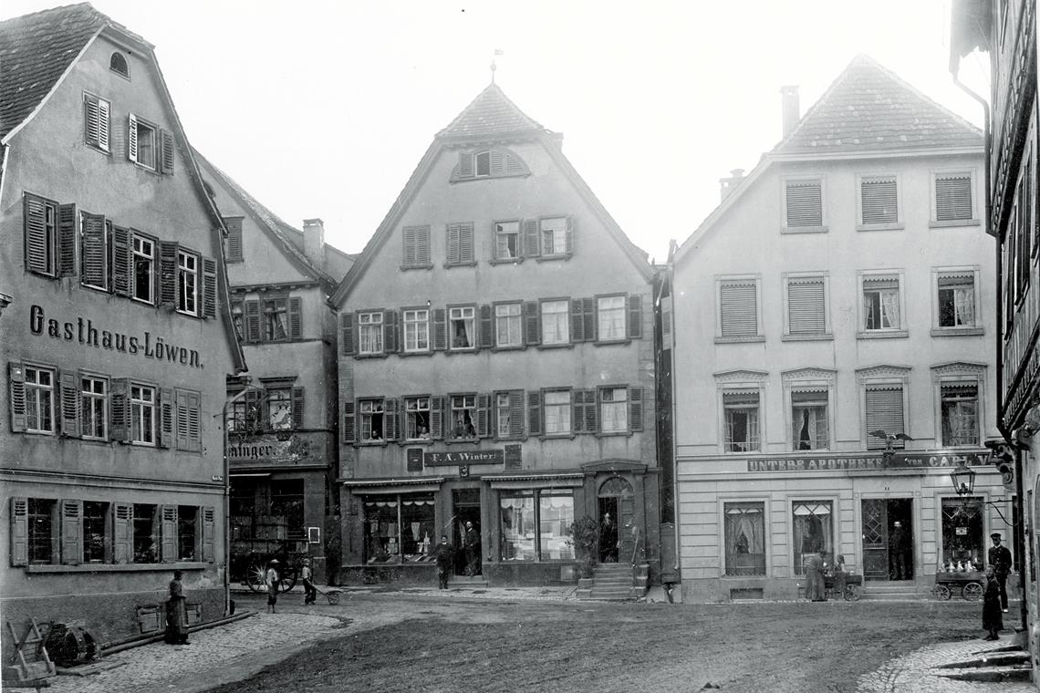 Vor mehr als 100 Jahren in der Backnanger Marktstraße Das Gasthaus Löwen, das heute noch steht, hat eine lange Geschichte. Repros: Peter Wolf