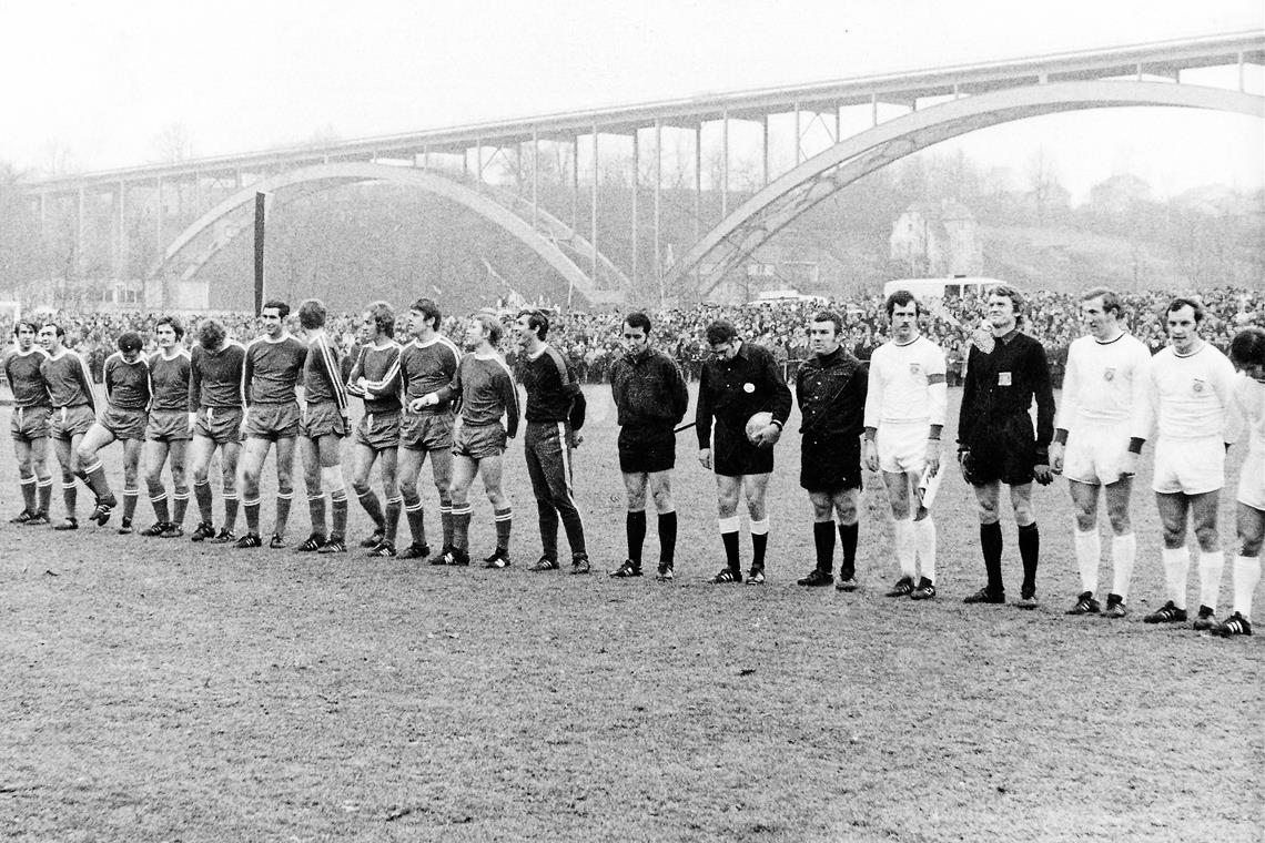 1971: Franz Beckenbauer zu Besuch bei der TSG im Etzwiesenstadion Das Gastspiel am 7. Februar 1971 bewegte Massen. Über 8000 Zuschauer wollten den Auftritt der Bayern-Stars um Kapitän Franz Beckenbauer, Torwart Sepp Maier, Hans-Georg Schwarzenbeck, Franz Roth und Gerd Müller (weiße Trikots, von links) sehen. Für die TSG-Fußballer Martin Haas, Gerhard Rieger, Werner Weingärtner, Alfred Zwickl, Uli Einmüllner, Kurt Rieger, Wolfgang Hammel, Roland Weiß, Ernst Werner, Manfred Klumpner und Klaus Köngeter (von links) war’s ein Höhepunkt in ihrer Karriere. Foto: Lothar Fügner