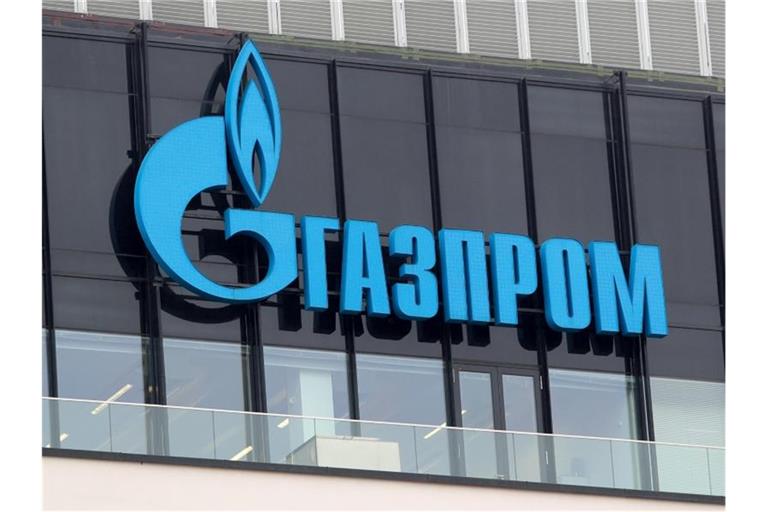 Das Gazprom-Logo ist auf einer Niederlassung des russischen Staatskonzerns in St. Petersburg zu sehen. Foto: Igor Russak/dpa