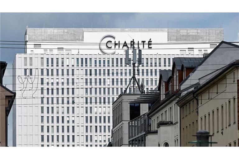 Das Gebäude der Charité mit dem Schriftzug auf dem Dach.  Hacker haben Kontaktdaten des Uniklinikums in Berlin erbeutet.