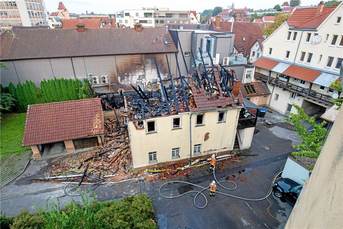 Das Gebäude im Hinterhof an der Eduard-Breuninger-Straße muss abgerissen werden. Viel Glück hatte das Kino Traumpalast (im Hintergrund). Nur die Fassade und die Klimageräte wurden zerstört.
