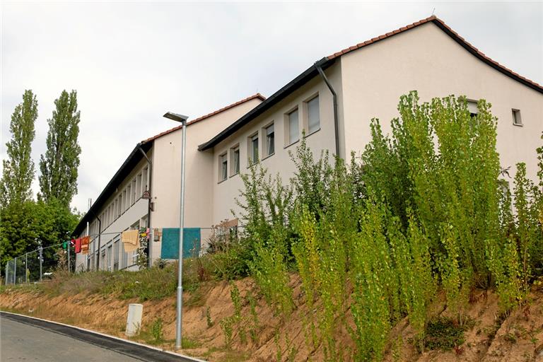 Das Gebäude in der Hohenheimer Straße in Backnang ist mit einem Zaun abgeriegelt. Foto: A. Becher