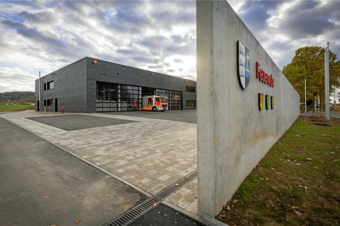 Erste Feuerprobe für das Backnanger Feuerwehrhaus Süd Das Gebäude in der Neckarstraße 92 hat 6,2 Millionen Euro gekostet. Es hat fünf Fahrzeugboxen. Foto: Alexander Becher