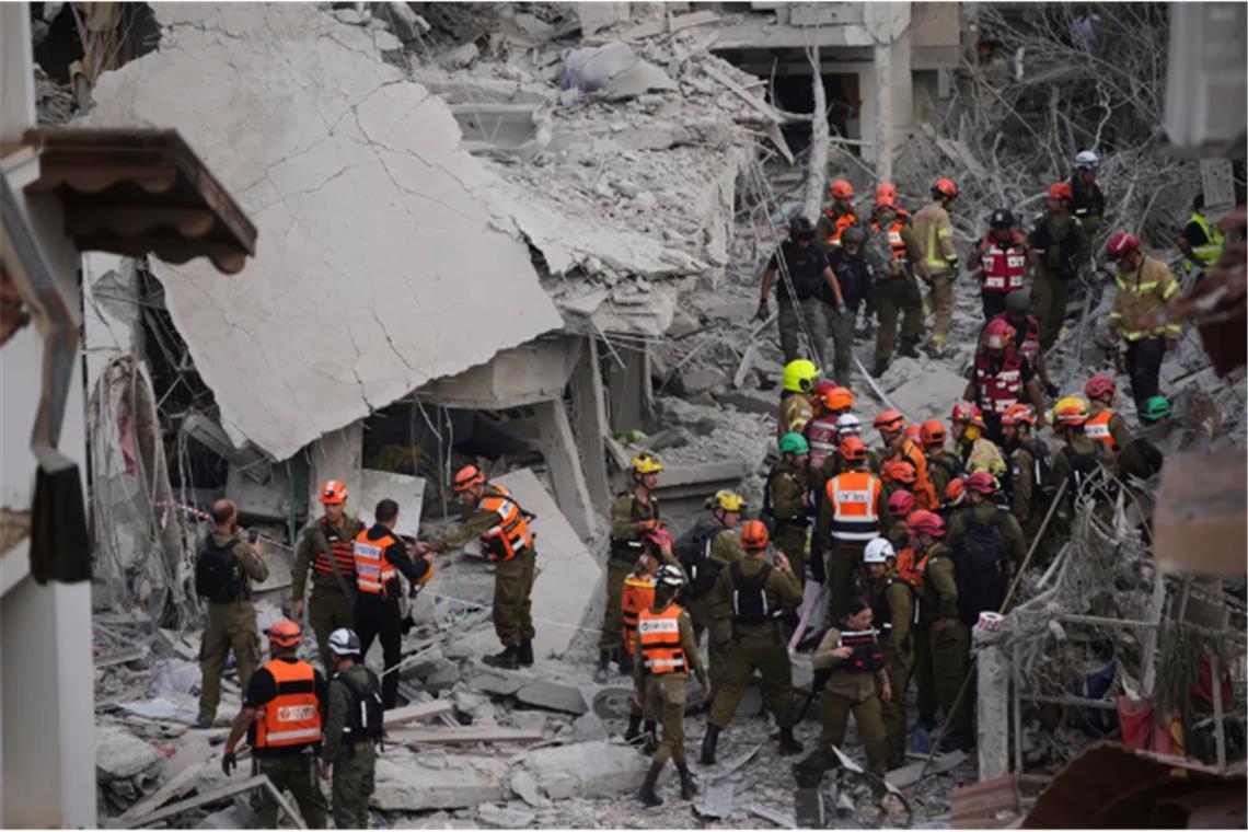 Netanjahu warnt Einwohner der Stadt Gaza: „verschwinden Sie" Das Gebäude in der Stadt Rischon Lezion südlich der Küstenmetropole Tel Aviv wurde laut Medien direkt von einer iranischen Rakete getroffen.