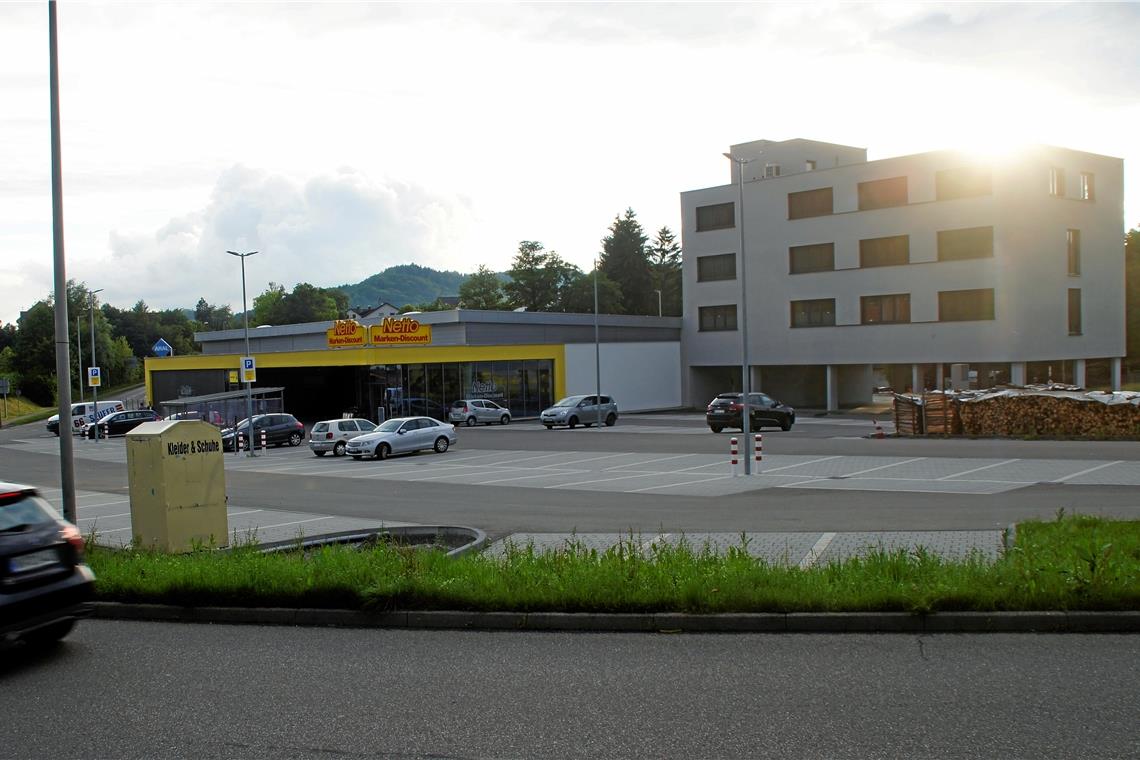 Das Gebäude soll an den Netto-Markt andocken und unter das Mulfinger-Verwaltungsgebäude (rechts) untergeschoben werden. Foto: U. Gruber