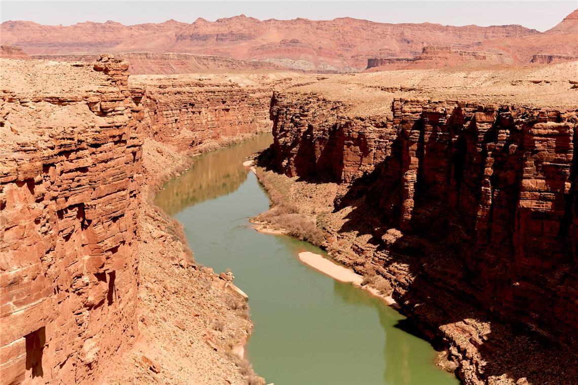 Wie ein Meteoriten-Einschlag den Grand Canyon veränderte Das Gebiet um das Tal wird in drei Regionen aufgeteilt: den Südrand (South Rim), den im Durchschnitt circa 300 Meter höher gelegenen und kühleren Nordrand (North Rim) und die Innere Schlucht (Inner Canyon). Der Südrand des Grand Canyons liegt im Durchschnitt auf 2100 Meter, während der Colorado im Durchschnitt auf 750 Metern fließt.
