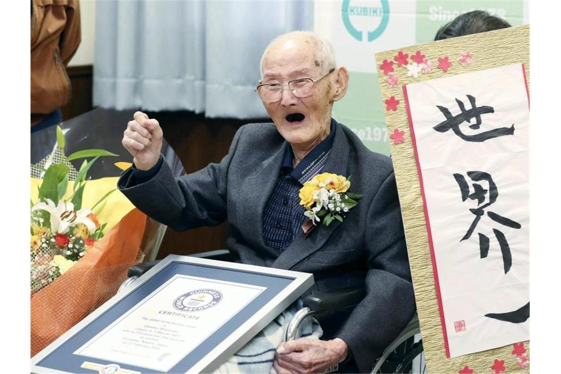 Das Geheimnis seiner Langlebigkeit verriet Chitetsu Watanabe einer Lokalzeitung: Man solle sich nicht ärgern und stets ein Lächeln im Gesicht bewahren. Foto: Uncredited/Kyodo News/AP/dpa
