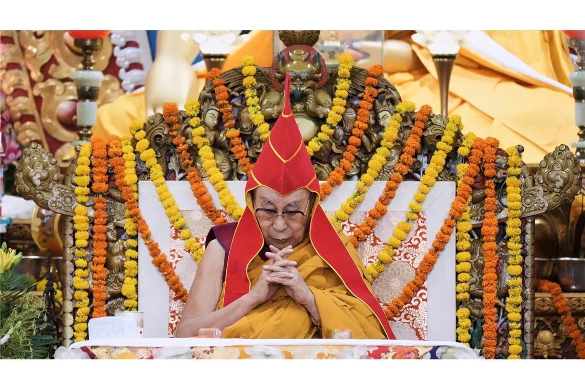 Bilder des Tages Das geistliche Oberhaupt Tibets, der Dalai Lama, trägt einen zeremoniellen Hut, während er einer Veranstaltung vorsitzt, bei der Exiltibeter für sein langes Leben in Dharamshala beten.