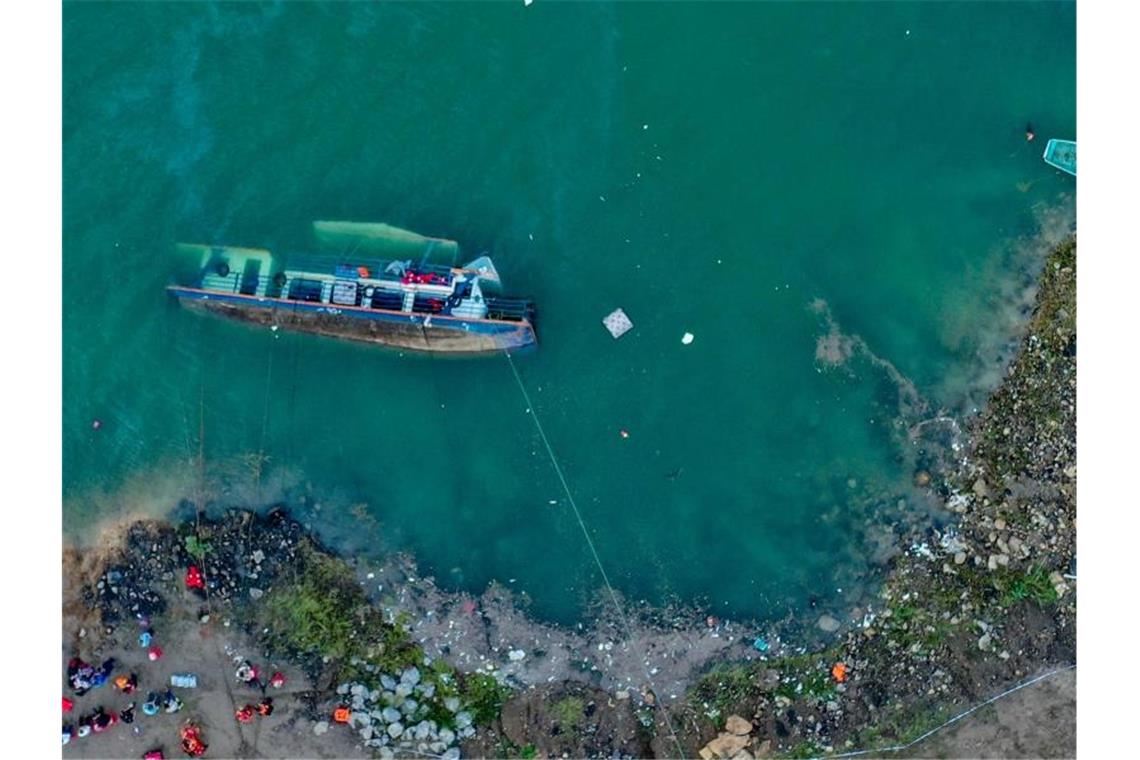 Das gekenterte Schiff im Zangke-Fluss. Foto: Ou Dongqu/XinHua/dpa