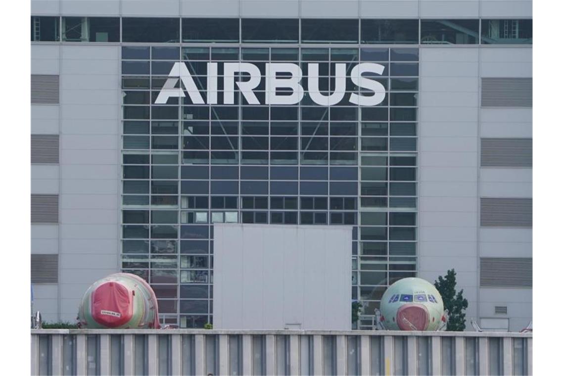 Das Gelände des Flugzeugherstellers Airbus in Hamburg ist von der Elbe aus zu sehen. Im Juni konnte der Flugzeugbauer deutlich mehr Jets ausliefern als im Vormonat. Foto: Marcus Brandt/dpa