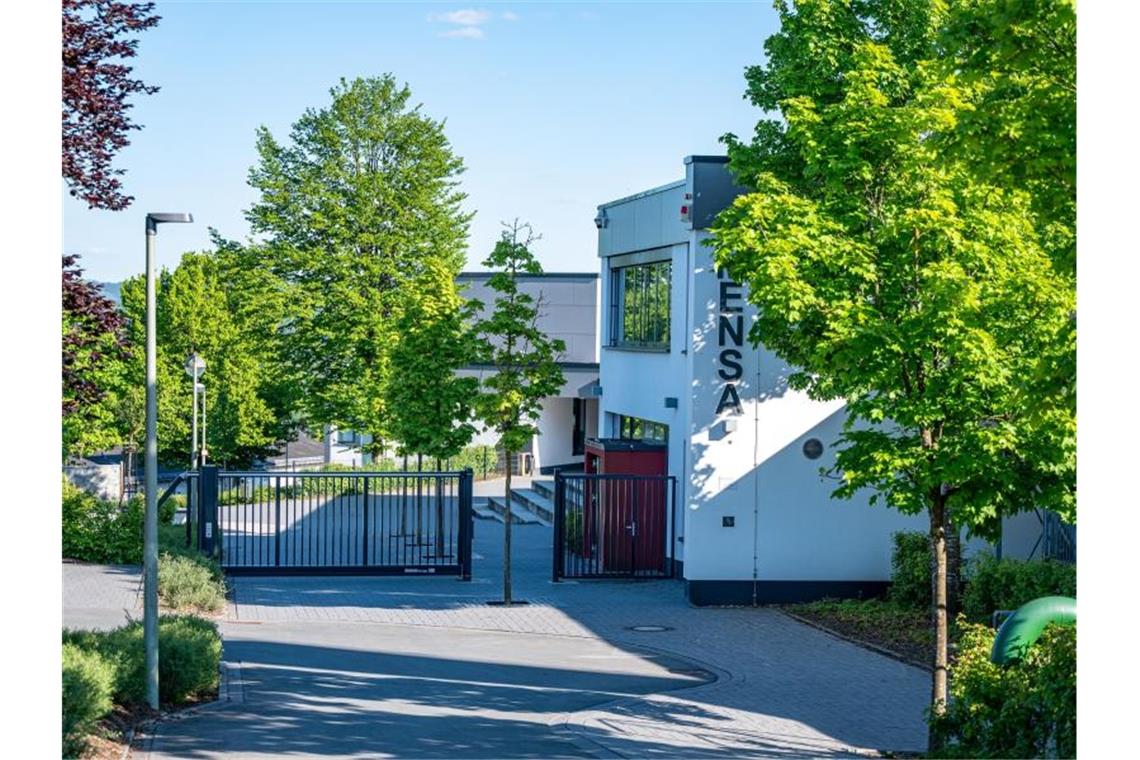 Stichverletzungen an Schule: zwei Schüler außer Lebensgefahr Das Gelände des Schulzentrums in Finnentrop im Kreis Olpe. Foto: Markus Klümper/dpa