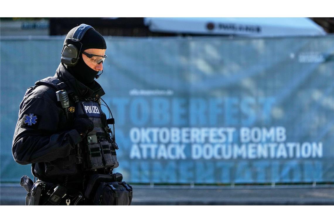 Ausnahmezustand mit Feuer, Sprengstoff und Wiesn-Schließung Das Gelände wird abgesucht.