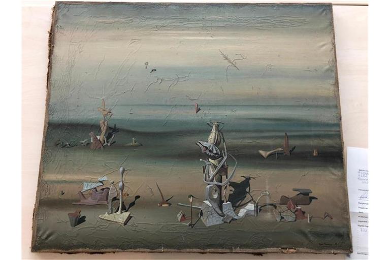 Das Gemälde des surrealistischen französischen Malers Yves Tanguy (1900-1955) hat die Polizei am Düsseldorfer Flughafen aus dem Altpapier gerettet. Foto: Polizei Düsseldorf/dpa