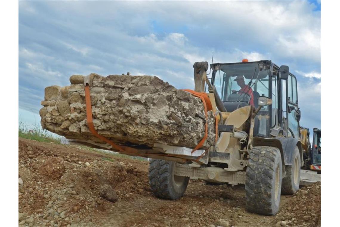 Galgenreste nach Fund von Hinrichtungsstätte geborgen Das gemauerte Fundament eines Galgens wird von einem Bagger von der Fundstelle abstransportiert. Foto: Stephanie King/Archäologisches Landesmuseum Konstanz/dpa