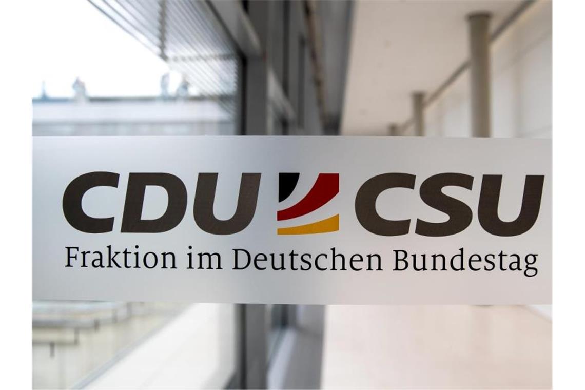 Lobbyismus: Zweiter Unionsabgeordneter legt Mandat nieder Das gemeinsame Logo der CDU/CSU-Fraktion im Bundestag. Foto: Michael Kappeler/dpa