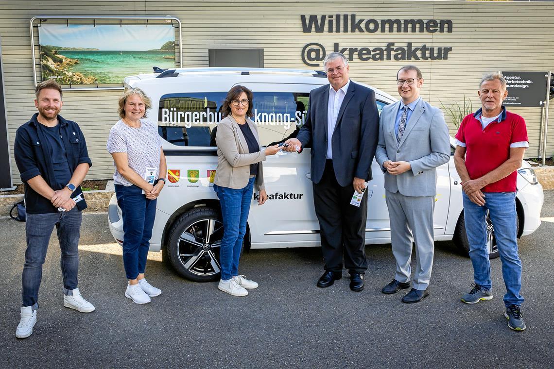 Das Gemeinschaftsprojekt rollt an: Kreafaktur-Geschäftsführer Tobias Grabmeier (von links) weiht mit Regina Konrad, Natascha Bobleter, Markus Mulfinger, Maximilian Friedrich und Wolfgang Rall den VW Caddy ein, in dem fünf Personen Platz finden. Foto: Alexander Becher