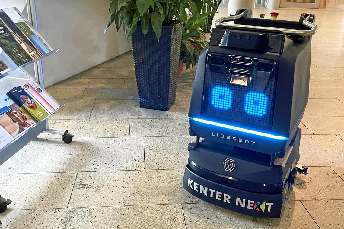 Reinigungsroboter unterstützt im Weissacher Seniorenwohnheim Das Gerät hält selbstständig an, wenn Personen oder Hindernisse in seine Nähe kommen. Und die Bewohner beobachten es interessiert bei der Arbeit. Foto: privat
