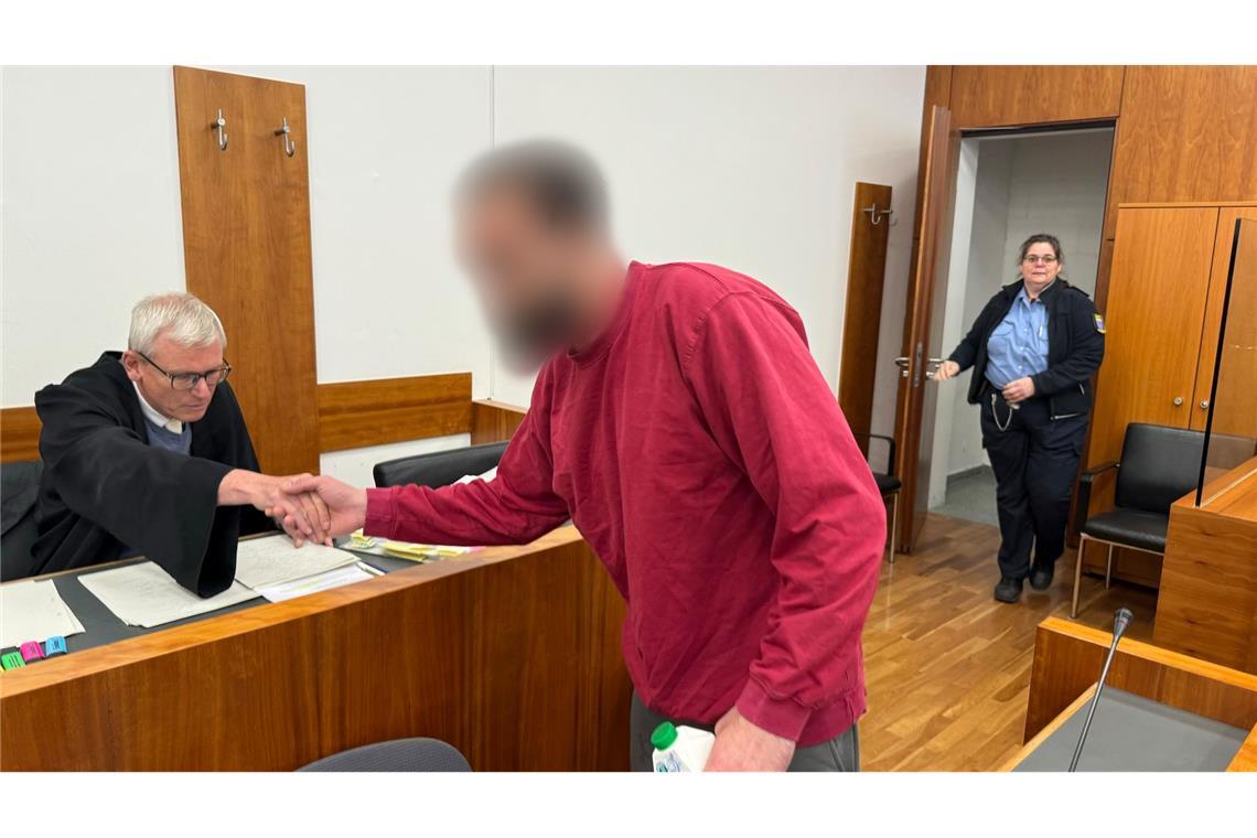 Lebenslange Haftstrafe nach Axtmord in Kassel Das Gericht sah es als erwiesen an, dass der 29-Jährige seinen Mitbewohner aus Eifersucht mit zwei Axthieben heimtückisch ermordete, als dieser schlief.