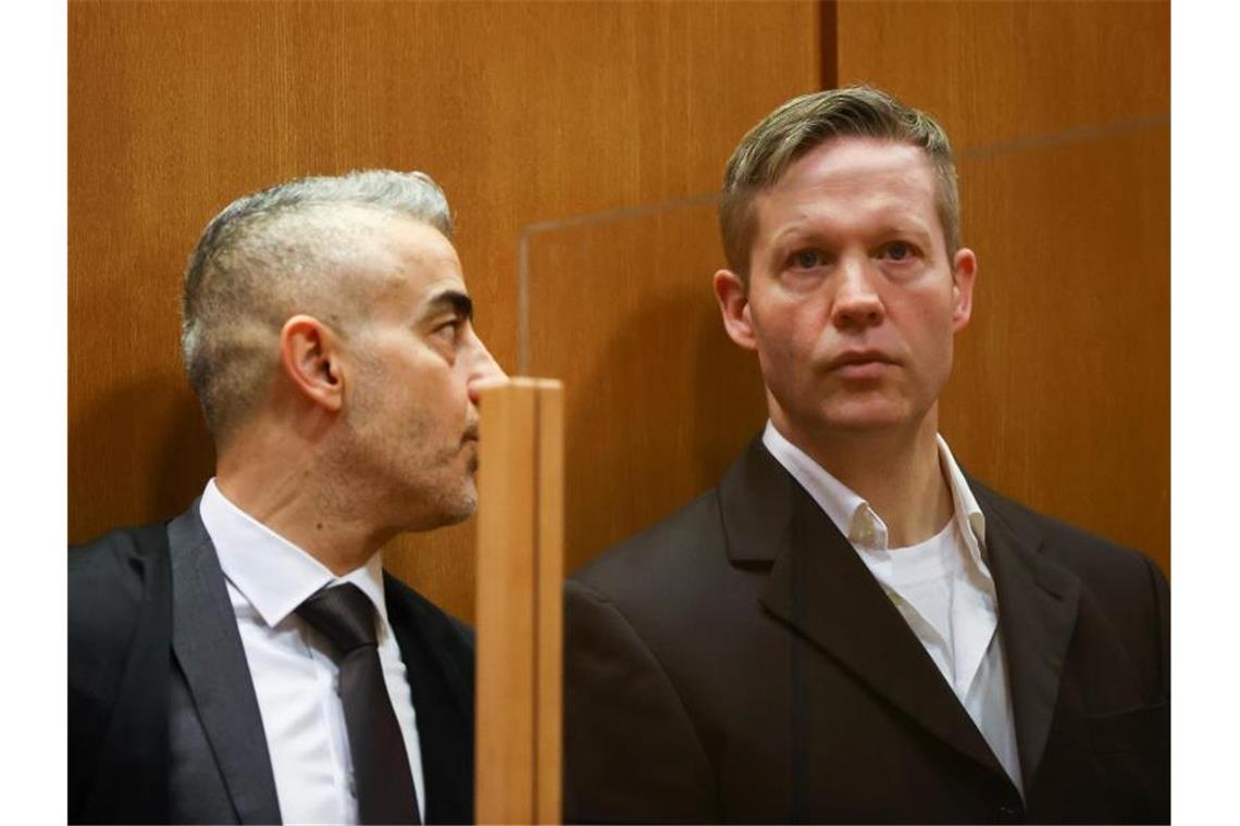 Das Gericht sieht beim Verurteilten (r) auch eine rechtsextremistische Gesinnung. Foto: Kai Pfaffenbach/Reuters/Pool/dpa