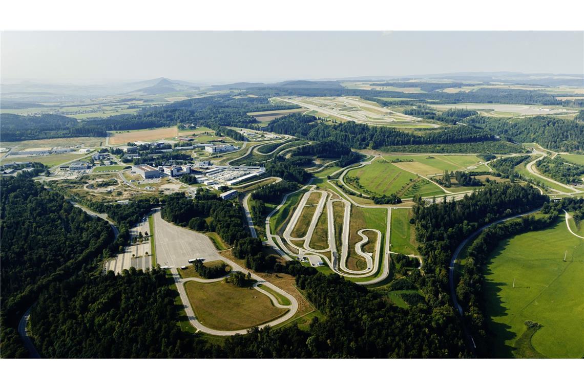 Das gesamte Testgelände von Mercedes in Immendingen ist 520 Hektar groß. Das entspricht etwa 728 Fußballfelder.