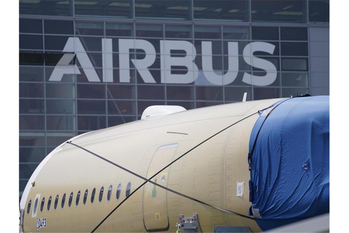 Airbus lässt Boeing 2021 erneut hinter sich Das Geschäft mit großen Langstreckenflugzeugen leidet unter den Reisebeschränkungen, vor allem Kurz- und Mittelstreckenjets waren aber gefragt. Foto: Marcus Brandt/dpa