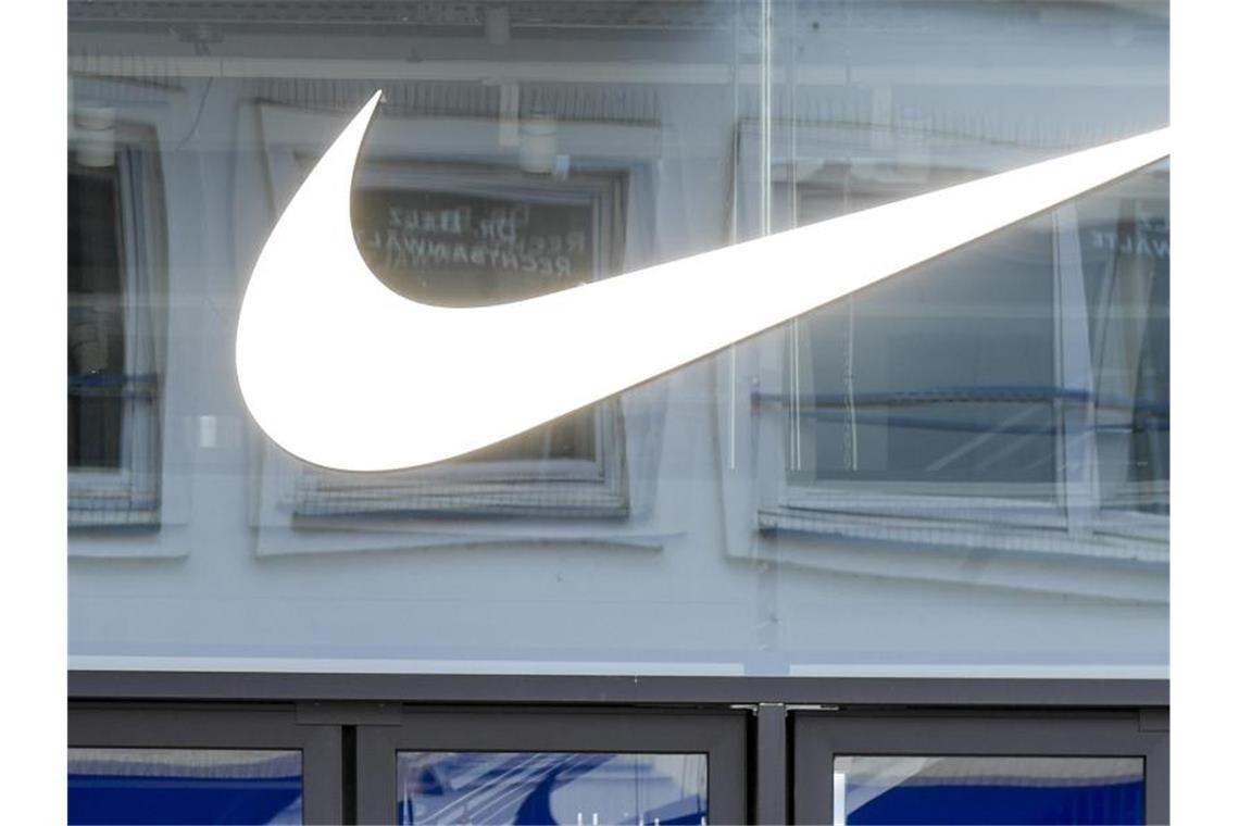 Das Geschäft von Nike wächst mit den Lockerungen von Corona-Beschränkungen. Foto: Axel Heimken/dpa