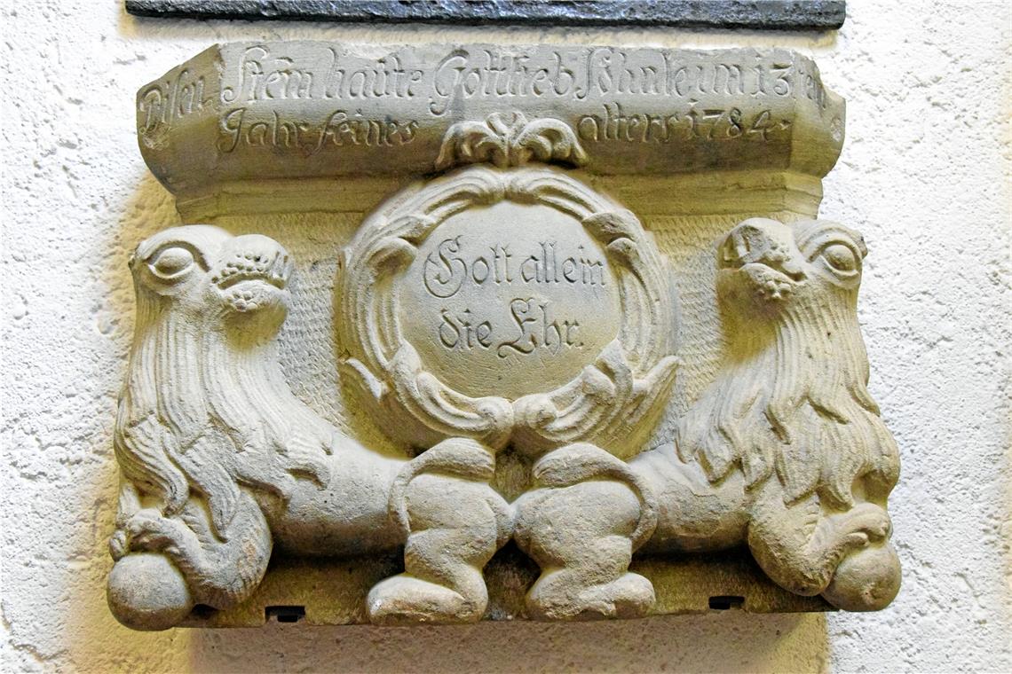 Steinerne Zeugen der Murrhardter Sozialgeschichte Das Gesellenstück des 1771 geborenen Gottlieb Söhnle zeigt, wie kunstfertig er im Alter von 13 Jahren bereits gearbeitet hat. Christian Schweizer geht davon aus, dass als Vorbild die Löwenfiguren auf dem Fenstersims der Walterichskapelle gedient haben. Foto: Elisabeth Klaper