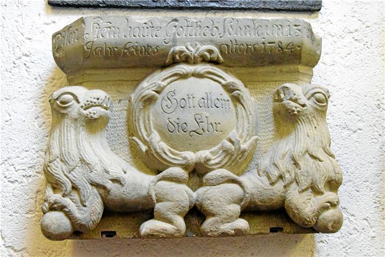 Das Gesellenstück des 1771 geborenen Gottlieb Söhnle zeigt, wie kunstfertig er im Alter von 13 Jahren bereits gearbeitet hat. Christian Schweizer geht davon aus, dass als Vorbild die Löwenfiguren auf dem Fenstersims der Walterichskapelle gedient haben. Foto: Elisabeth Klaper