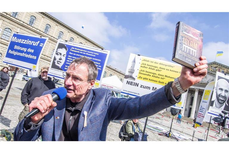 Das Gesicht der Pax Europa, Michael Stürzenberger, bei einer Veranstaltung in München – er hat das Gedenken an den ermordeten Rouven Laur gekapert.