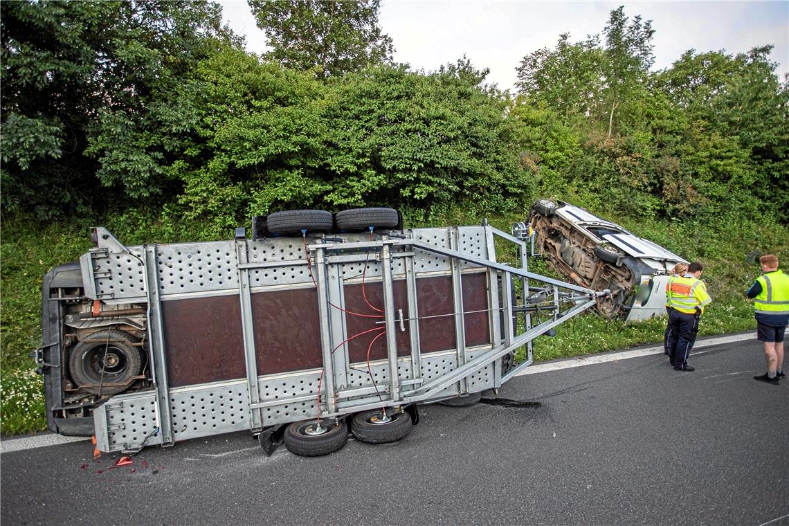 Das Gespann schlingerte und schaukelte sich auf. Der Transporter überschlug sich zweimal und blieb auf der Seite liegen, der Anhänger kippte um. Foto: 7aktuell.de/Simon Adomat