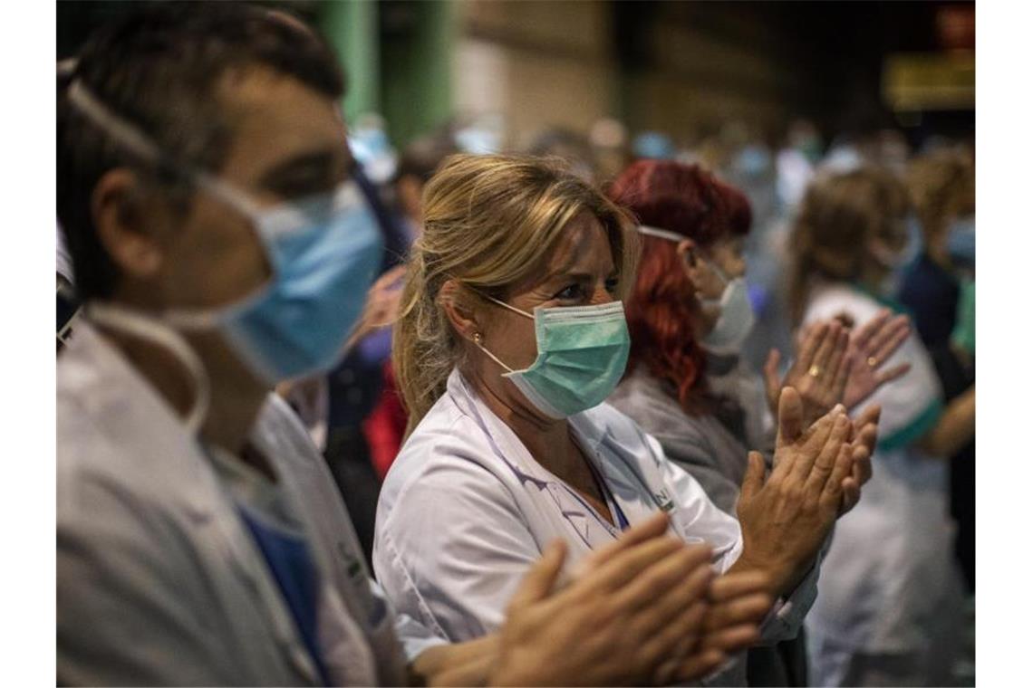 Spanien meldet relativ niedrigen Anstieg der Infektionen Das Gesundheitspersonal einer Klinik in Barcelona freut sich über die Unterstützung der Bürger. Foto: Emilio Morenatti/AP/dpa