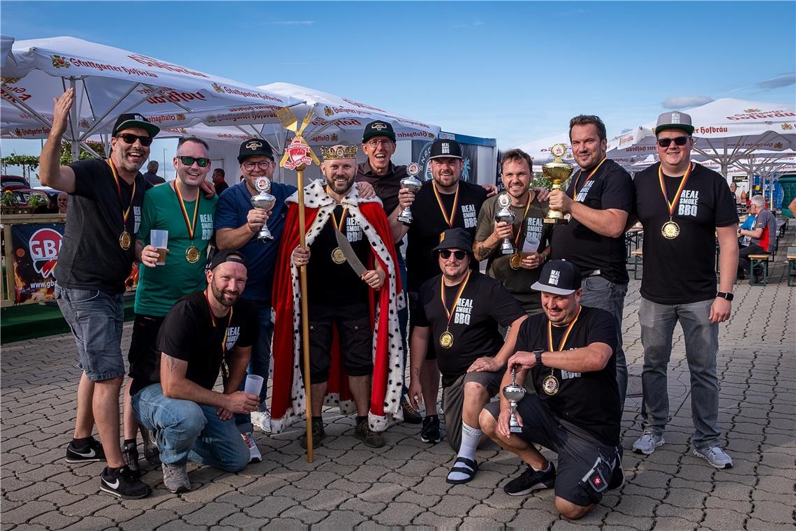 Das Gewinnerteam von Real Smoke BBQ: Stephan Beck (stehend von links), Rafael Reiss, Sven Aderhold vom Partner Giesser Messer, Adrian Peller, Hermann Giesser vom Partner Giesser Messer, Tobias Walker, Daniel Leidig, Sascha Wolter, Mike Zwerenz, Dirk Seifert (kniend von links), Stefan Grauer und Reiner Wägerle. Fotos: Karen Steinebronn