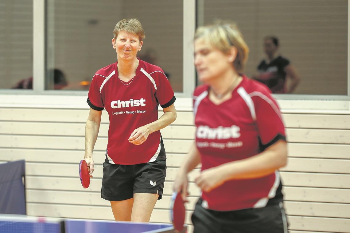 Das ging deutlich daneben: Mit 2:8 verloren Burgstettens Tischtennisfrauen um Jutta Ernst (links) das Oberligaduell gegen SüßenII. Die beiden einzigen Punkte für den Vorletzten holte Ernst im Doppel an der Seite von Andrea Winter, die außerdem auch noch ein Einzel gewann.Foto: A. Becher