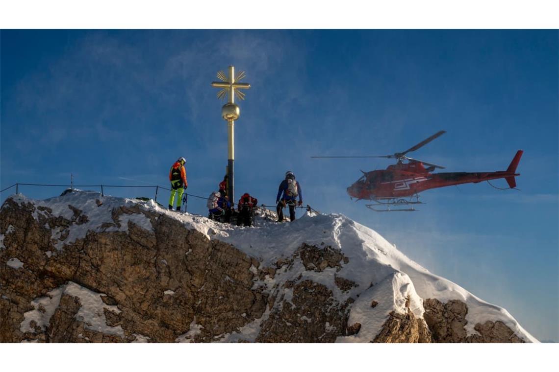 Das Gipfelkreuz auf der Zugspitze wurde renoviert und Ende August wieder aufgestellt.