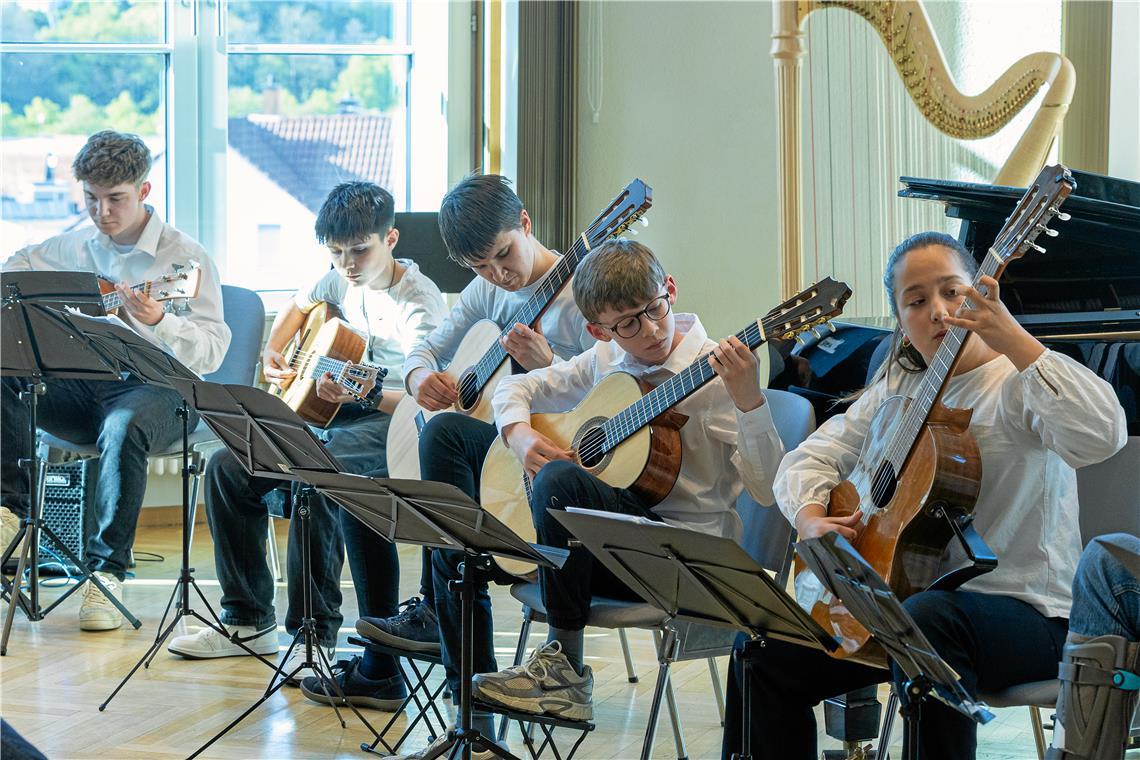 Das Gitarrenensemble eröffnete das Konzert im Fritz-Schweizer-Saal. Foto: Alexander Becher