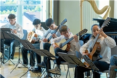 Das Gitarrenensemble eröffnete das Konzert im Fritz-Schweizer-Saal. Foto: Alexander Becher