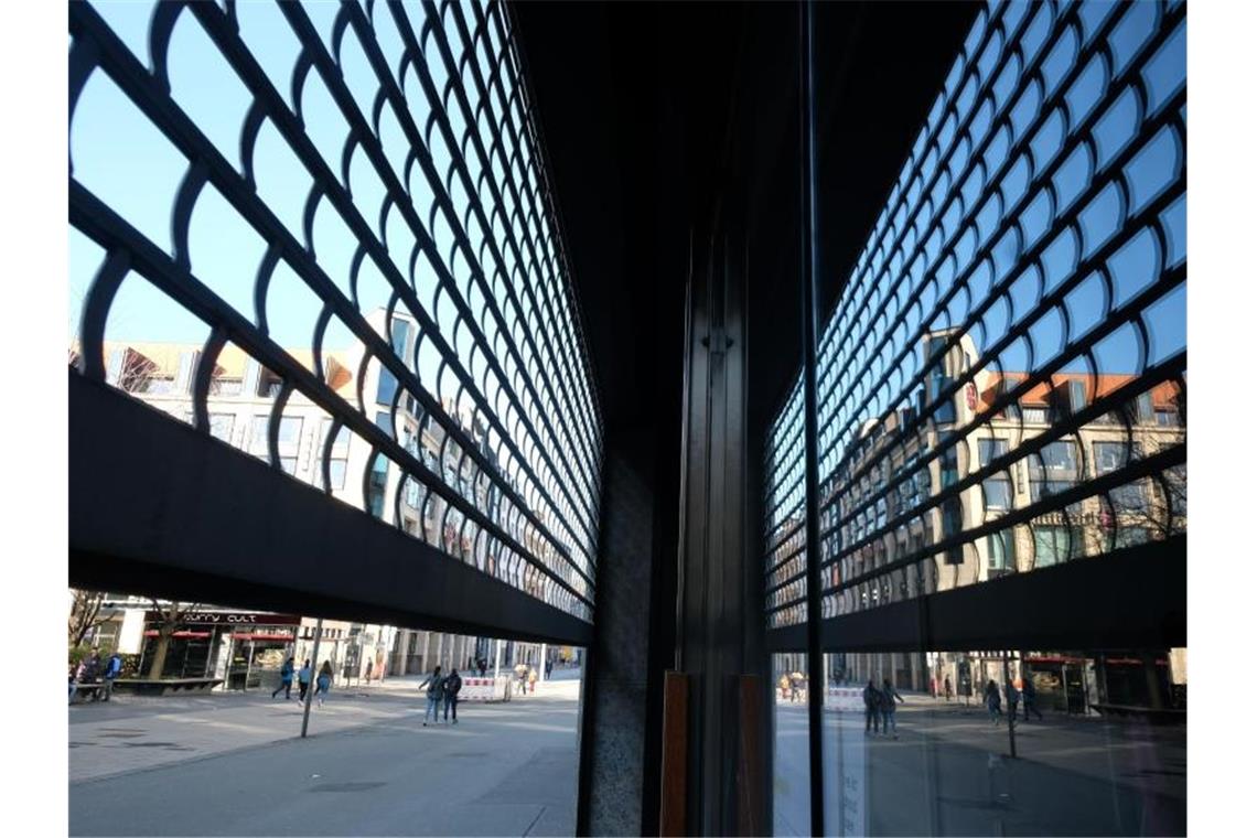Das Gitter eines Schaufensters an einem Ladengeschäft im Stadtzentrum Leipzigs ist zur Hälfte heruntergelassen. Foto: Sebastian Willnow/dpa-Zentralbild/dpa